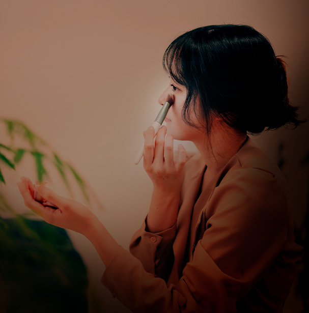 メイクをする女性